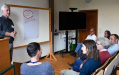 During a roadshow, inspectors and experts discuss case studies to share knowledge and experience on pig welfare and health. Photo WUR.